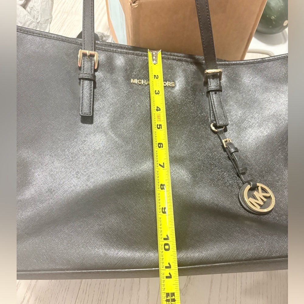 Black Michael Kors Tote Bag -Great condition

18 by 11 inches

FREE SHIPPING - Picture 8 of 11